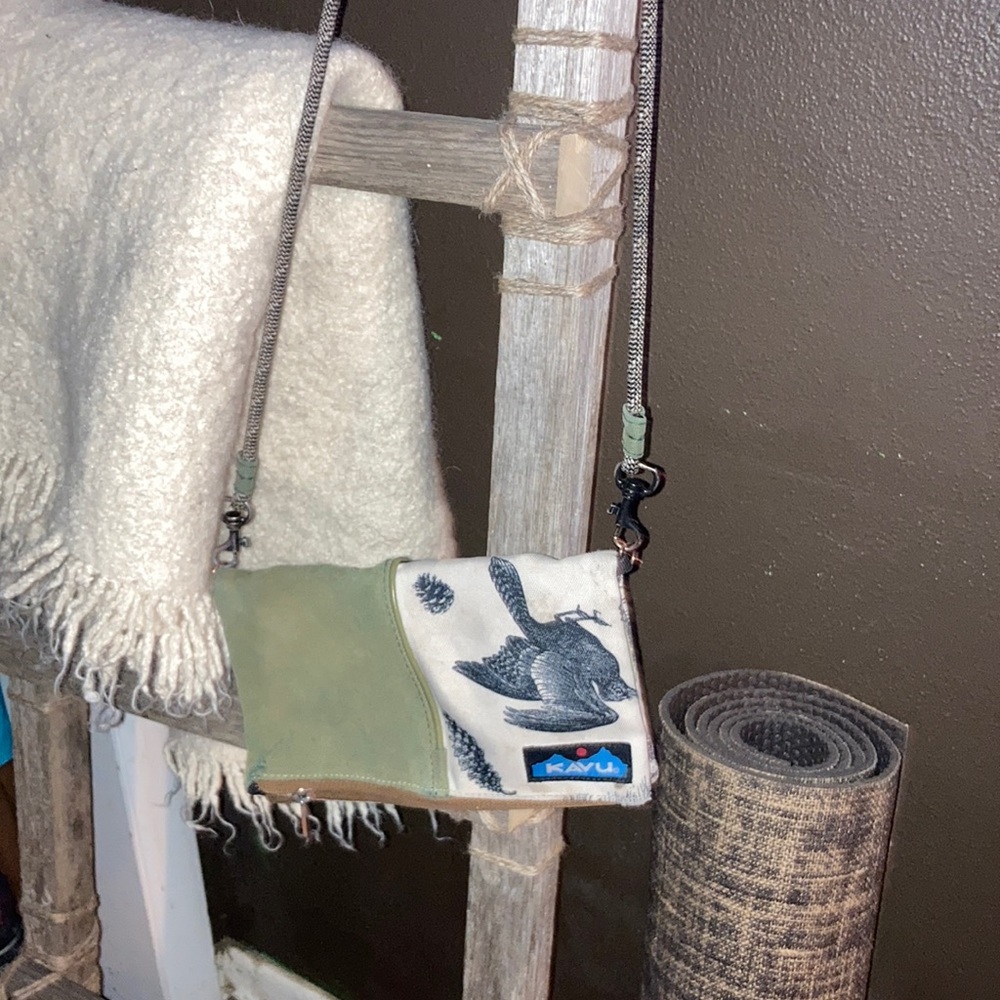 Crossbody Kavu Purse with Bird design